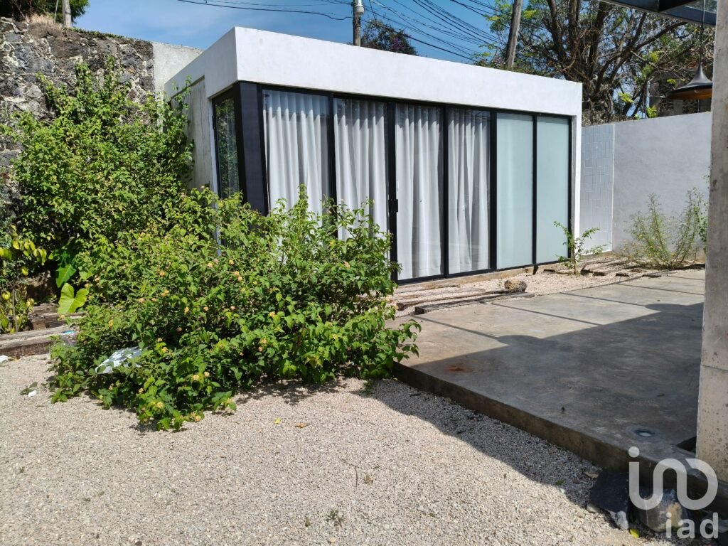 Casa en venta en Valle de Atongo, Tepoztlán con vistas a las montañas y acabados de lujo.