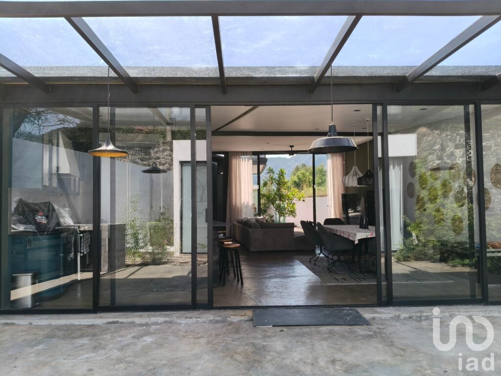Casa en venta en Valle de Atongo, Tepoztlán con vistas a las montañas y acabados de lujo.
