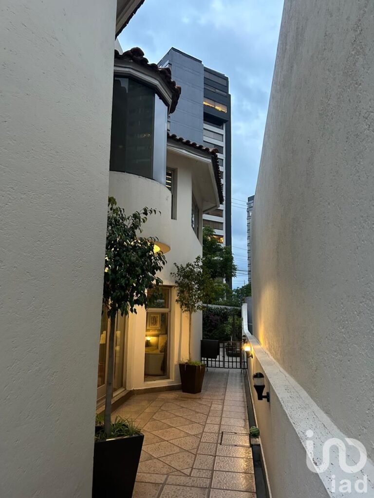 Vendo Casa en el Condominio ¨Las Tejas, en Prolongación Bosques de Reforma, con 3 recámas.