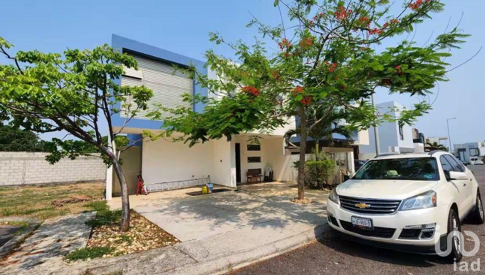 Amplia propiedad en Veracruz con casa club y alberca