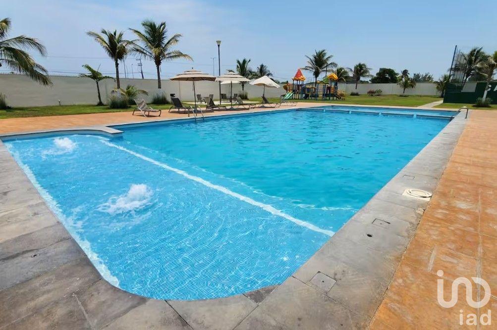 Amplia propiedad en Veracruz con casa club y alberca