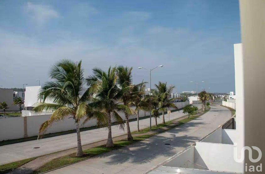 Amplia propiedad en Veracruz con casa club y alberca