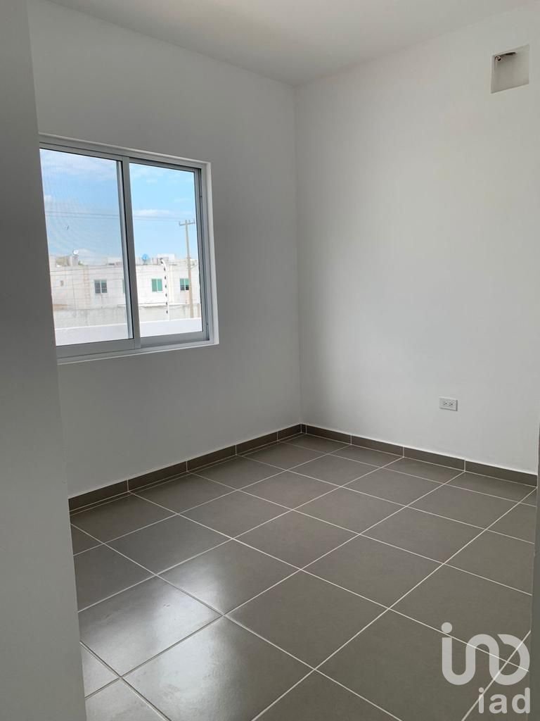 Casa en Venta de 3 Recamaras con Paneles Solares en Privada en Poligono Sur de Cancún