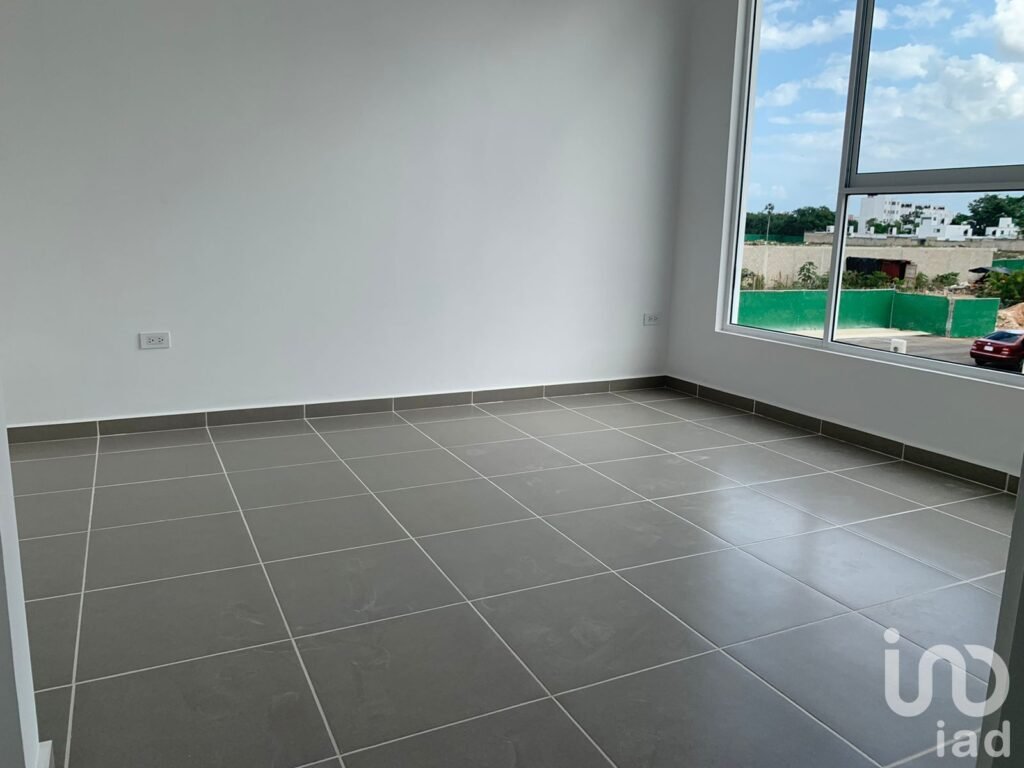 Casa en Venta de 3 Recamaras con Paneles Solares en Privada en Poligono Sur de Cancún