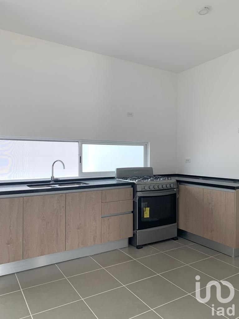 Casa en Venta de 3 Recamaras con Paneles Solares en Privada en Poligono Sur de Cancún