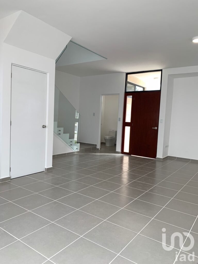 Casa en Venta de 3 Recamaras con Paneles Solares en Privada en Poligono Sur de Cancún