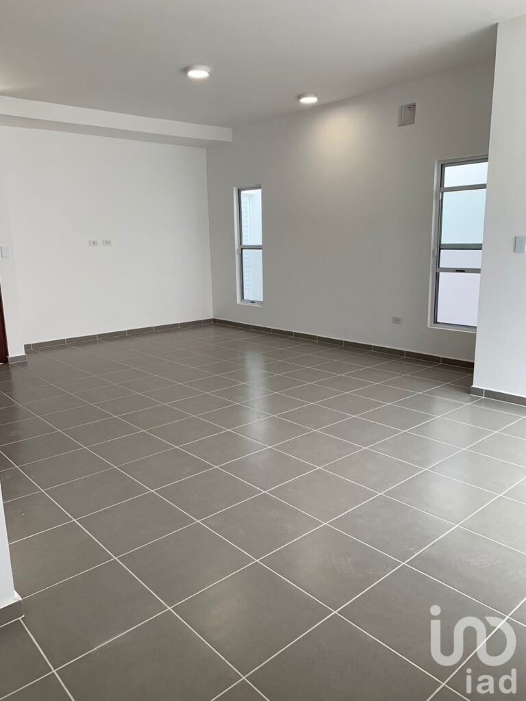 Casa en Venta de 3 Recamaras con Paneles Solares en Privada en Poligono Sur de Cancún