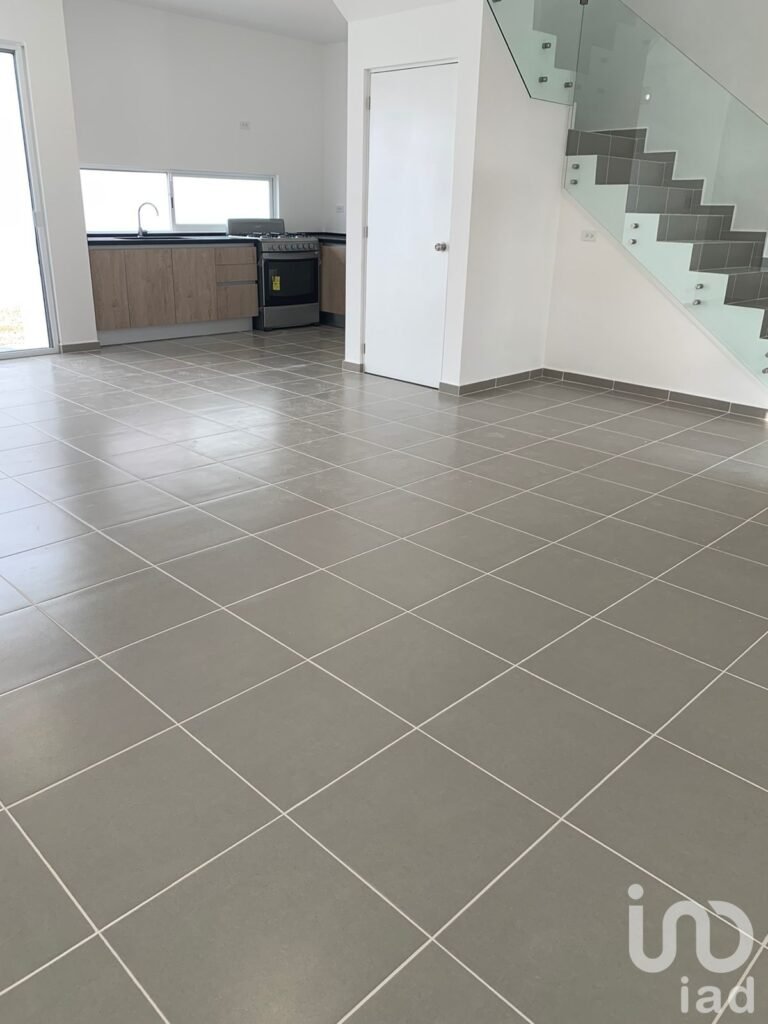 Casa en Venta de 3 Recamaras con Paneles Solares en Privada en Poligono Sur de Cancún