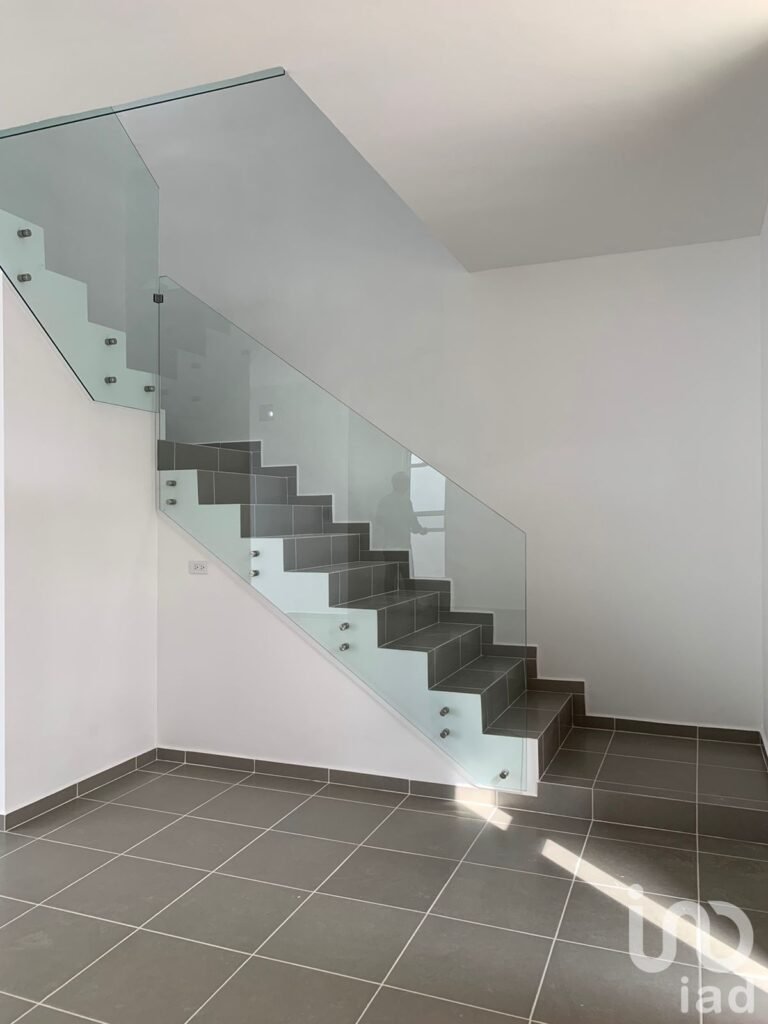 Casa en Venta de 3 Recamaras con Paneles Solares en Privada en Poligono Sur de Cancún