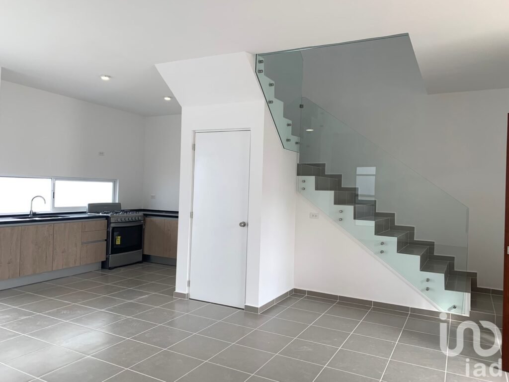 Casa en Venta de 3 Recamaras con Paneles Solares en Privada en Poligono Sur de Cancún