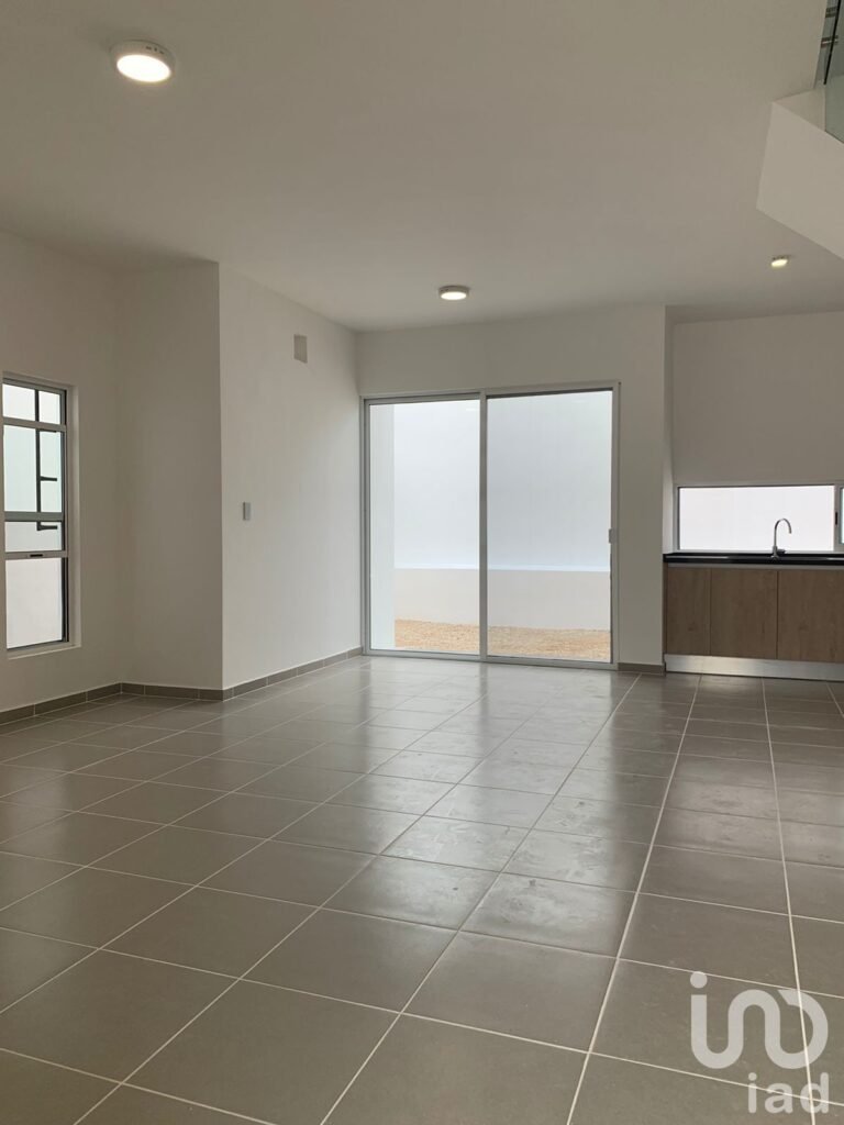 Casa en Venta de 3 Recamaras con Paneles Solares en Privada en Poligono Sur de Cancún