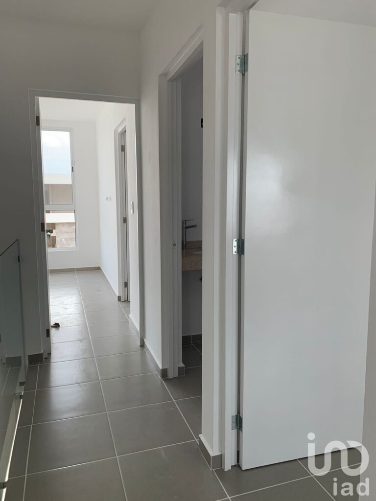 Casa en Venta de 3 Recamaras con Paneles Solares en Privada en Poligono Sur de Cancún