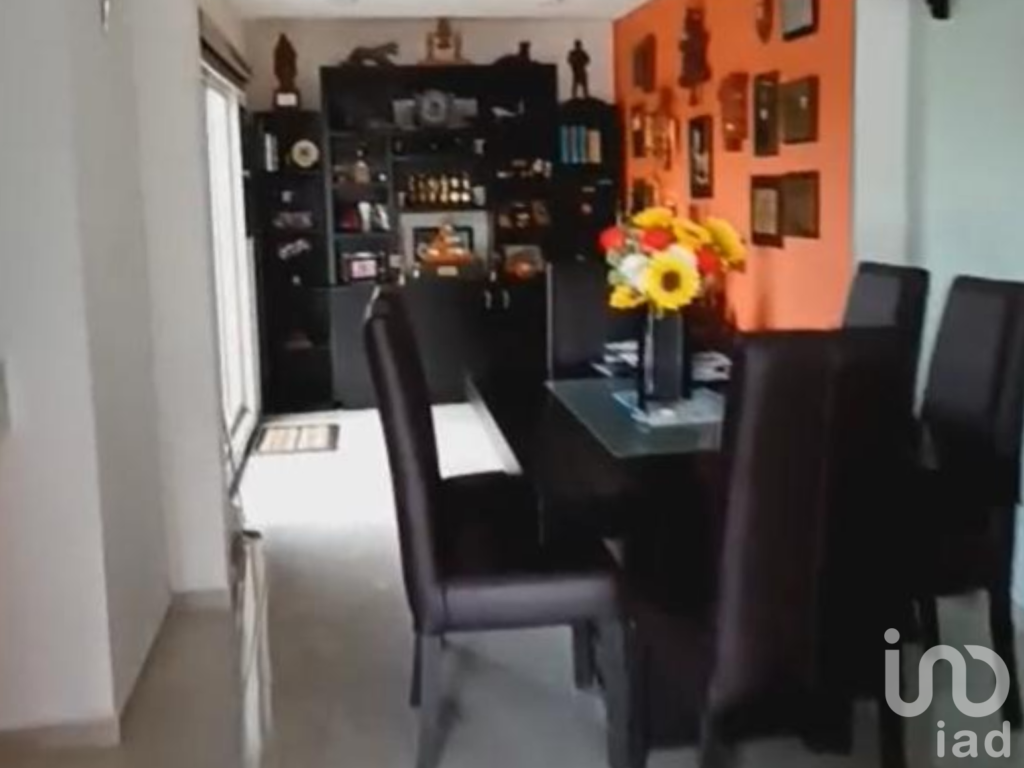 Hermosa Casa de 2 Niveles dentro de Fraccionamiento en Tecámac, Estado de México