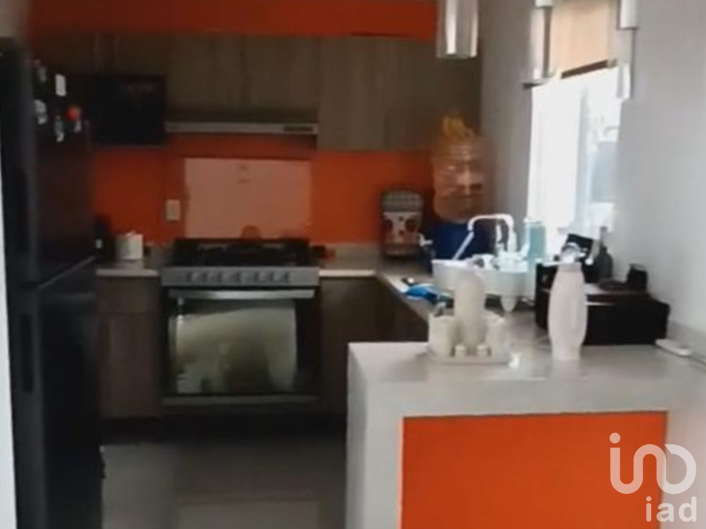 Hermosa Casa de 2 Niveles dentro de Fraccionamiento en Tecámac, Estado de México