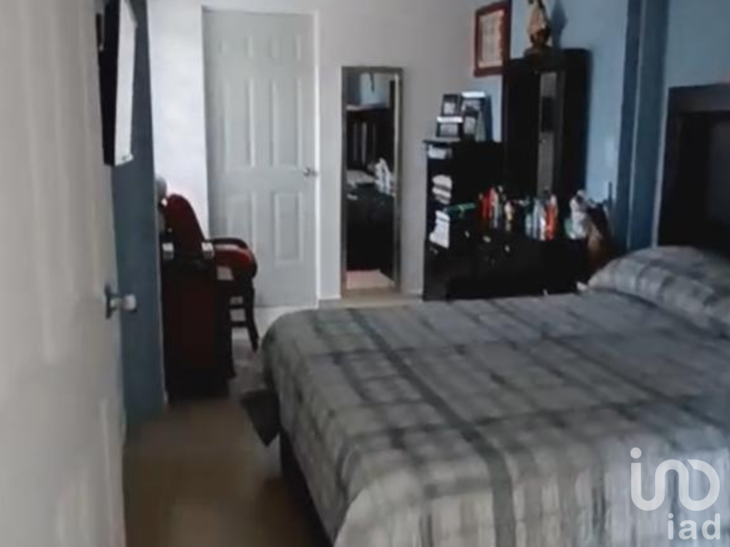 Hermosa Casa de 2 Niveles dentro de Fraccionamiento en Tecámac, Estado de México