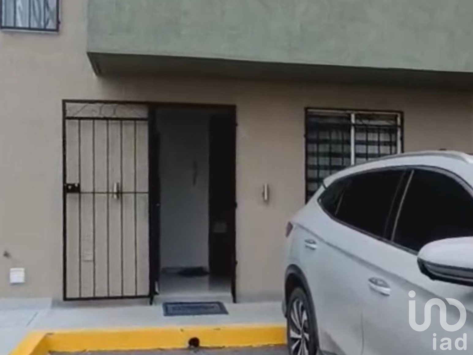 Hermosa Casa de 2 Niveles dentro de Fraccionamiento en Tecámac, Estado de México