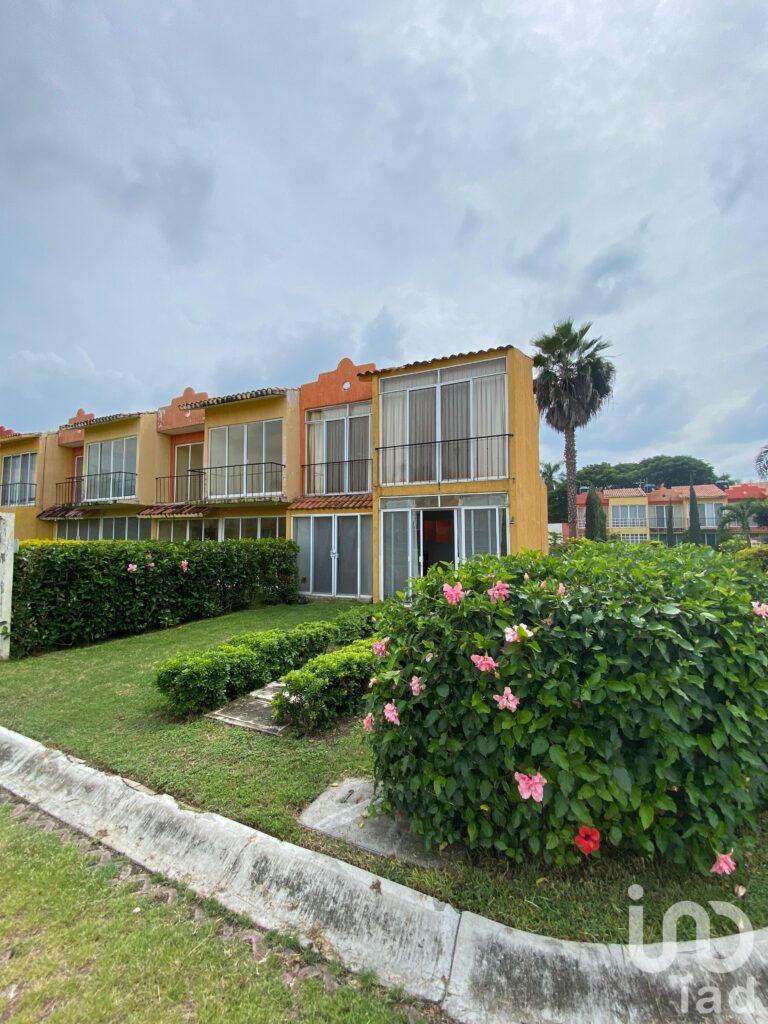 Venta de Casa en Condominio con alberca en Hacienda del Bosque Cocoyoc