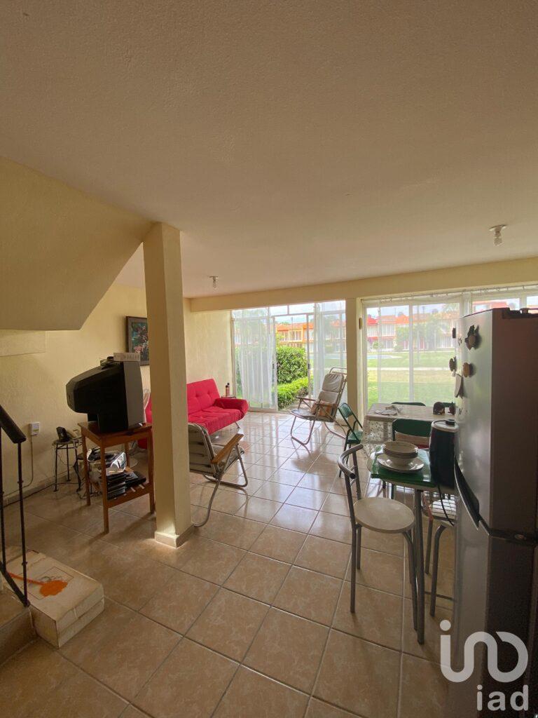 Venta de Casa en Condominio con alberca en Hacienda del Bosque Cocoyoc