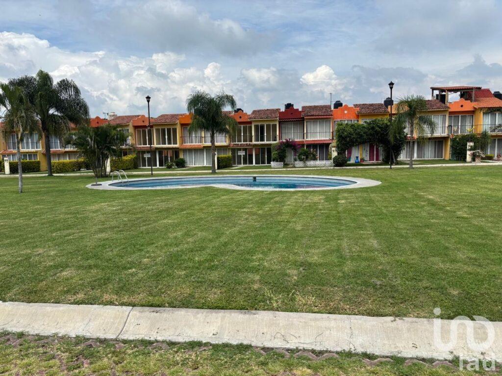 Venta de Casa en Condominio con alberca en Hacienda del Bosque Cocoyoc