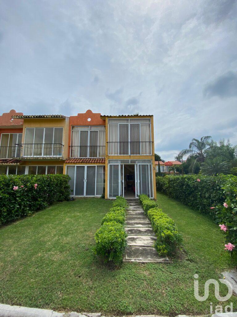 Venta de Casa en Condominio con alberca en Hacienda del Bosque Cocoyoc