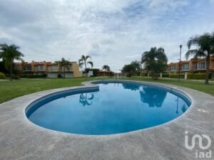 Venta de Casa en Condominio con alberca en Hacienda del Bosque Cocoyoc