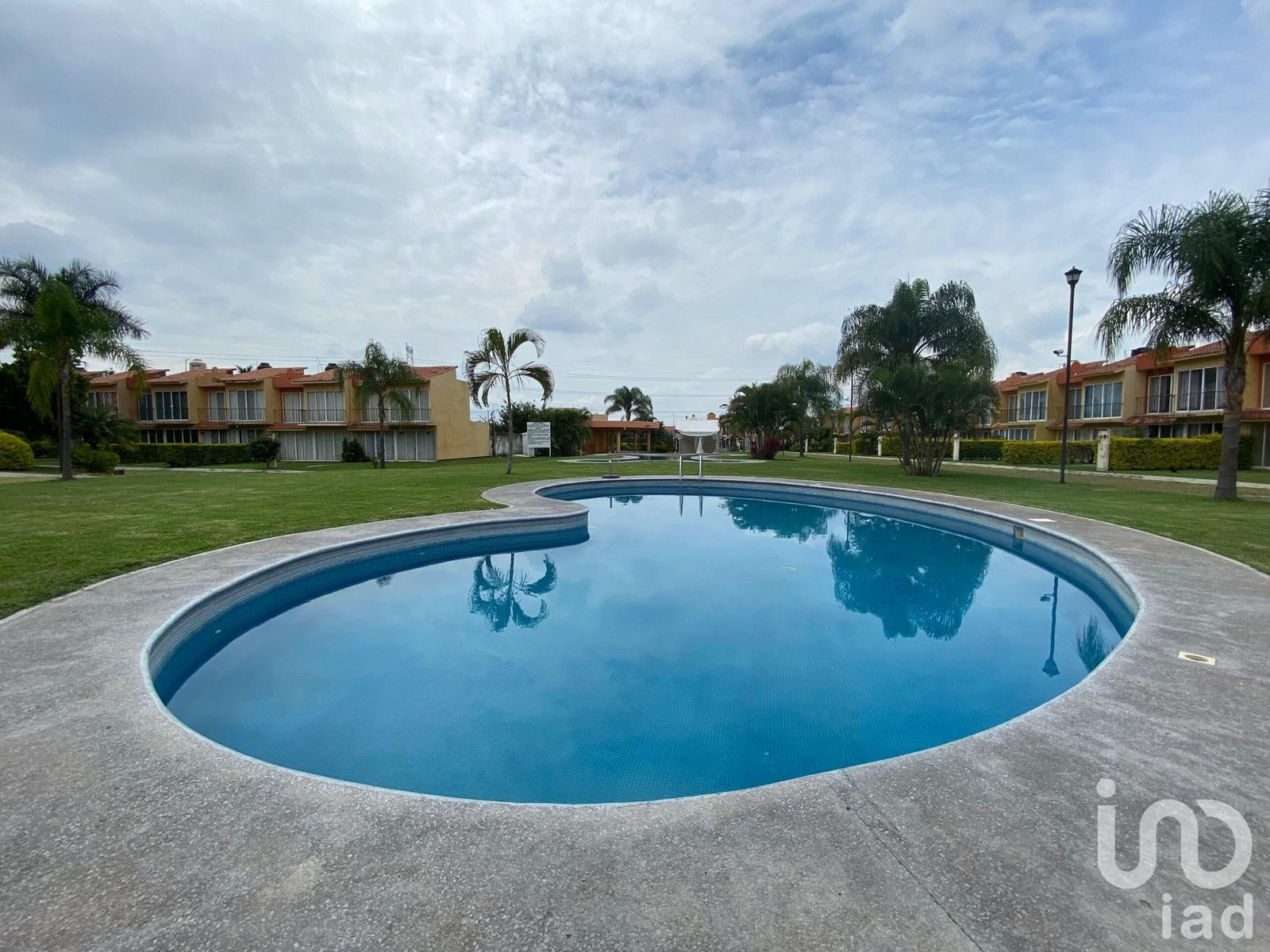 Venta de Casa en Condominio con alberca en Hacienda del Bosque Cocoyoc