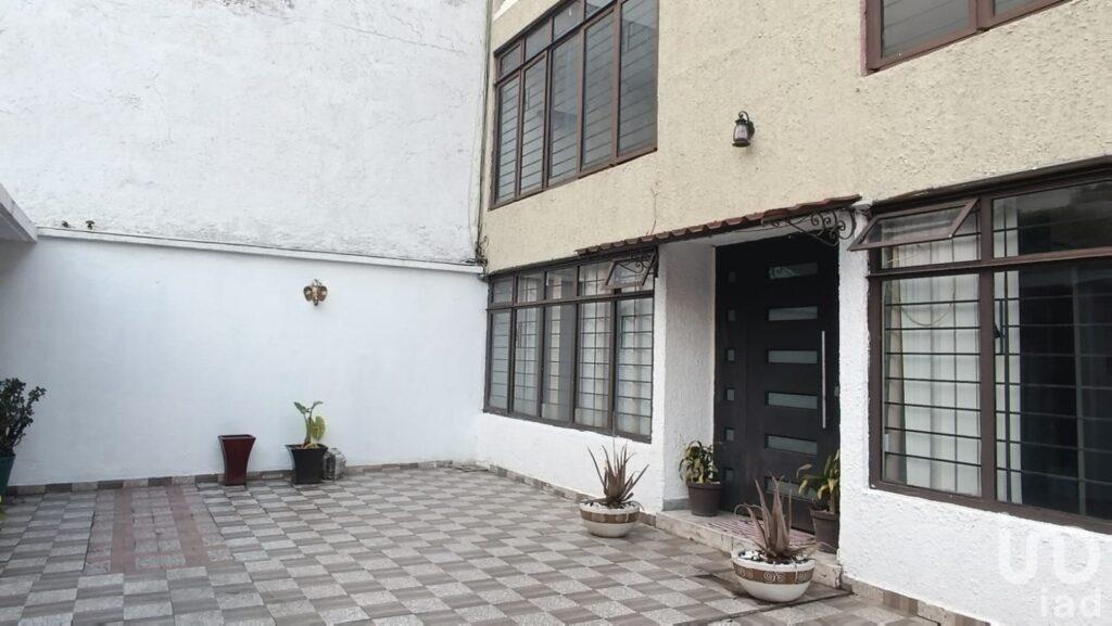 VENTA - CASA EN TLALPAN, COL. VILLA LÁZARO CARDENAS  CERCA DE LA PLAZA PASEO ACOXPA, CDMX.