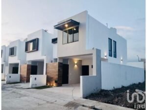 Casa sísimicamente resistente y asilante acústico en Venta, en Punto Rioja Colima, Colima.
