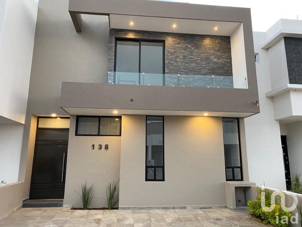 SE VENDE CASA EN LAS MARIANAS ATRAS DE VERGEL POR POLICIA Y TRANSITO MORELIA