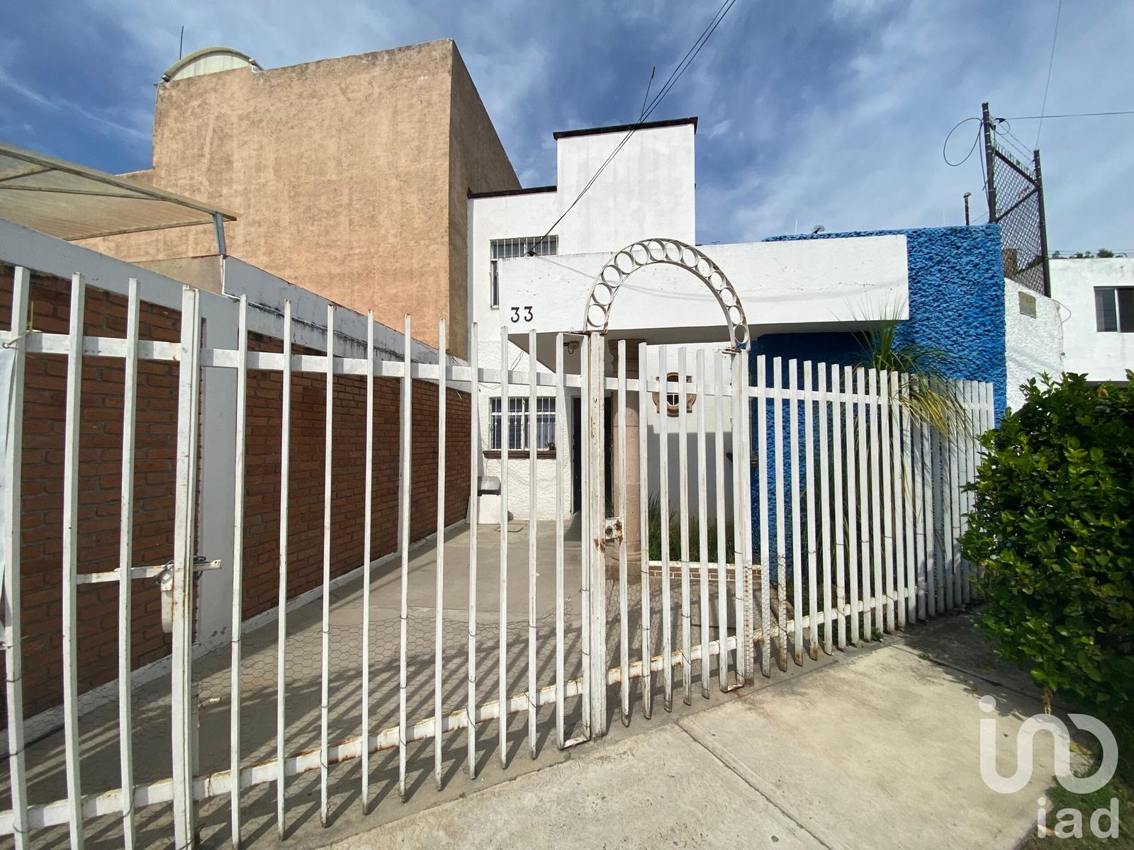 CASA EN VENTA EN JARDINES DE TORREMOLINOS MORELIA, CERCA DE LA VOZ Y AV. PERIODISMO MORELIA