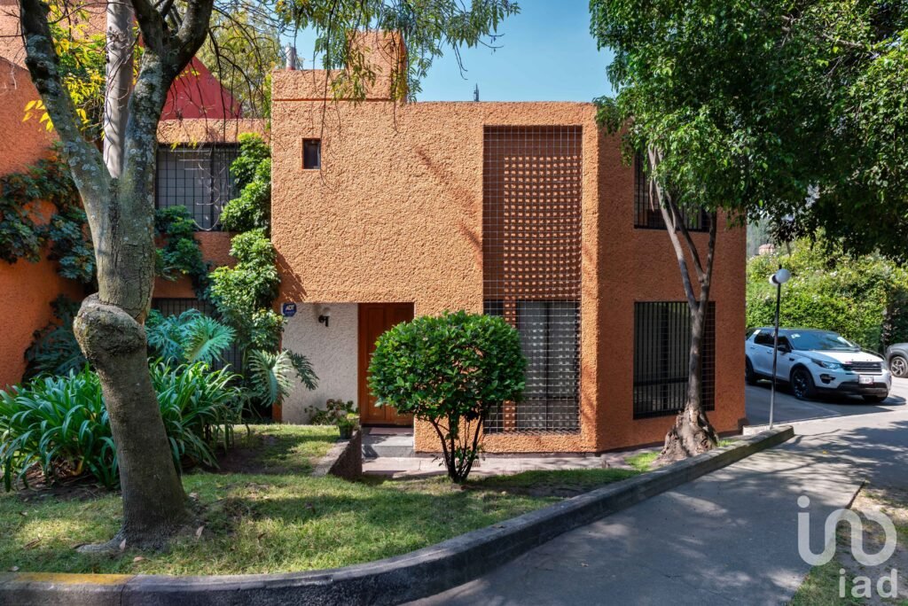 Casa en condominio en Lomas de San Angel Inn, una de las mejores ubicaciones en la zona.