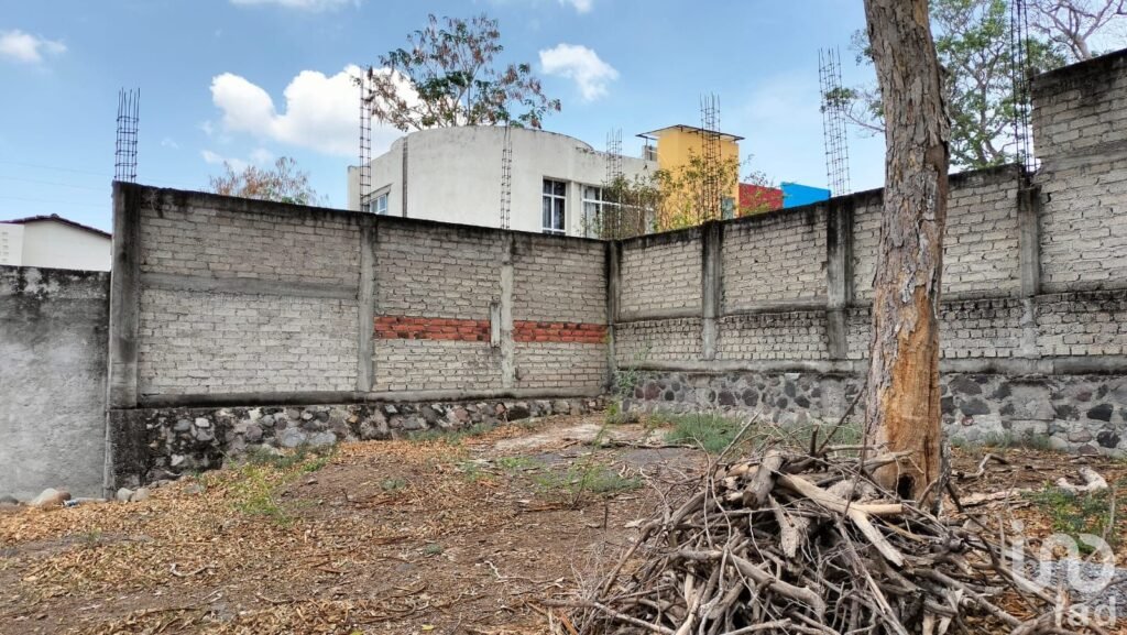 Terreno Coto Arboledas cerca de la caseta de entrada