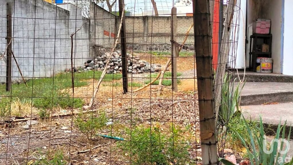 Terreno Coto Arboledas cerca de la caseta de entrada