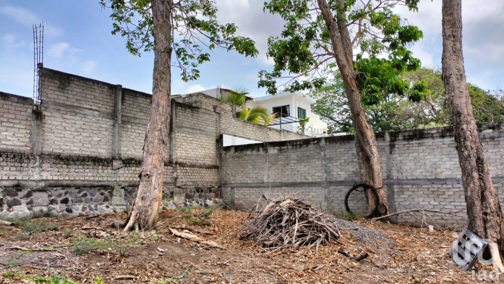 Terreno Coto Arboledas cerca de la caseta de entrada