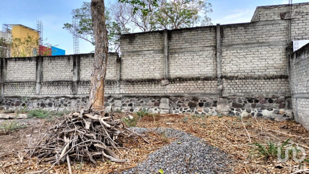 Terreno Coto Arboledas cerca de la caseta de entrada