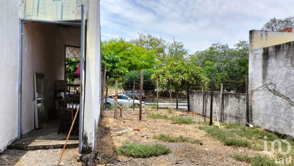 Terreno Coto Arboledas cerca de la caseta de entrada