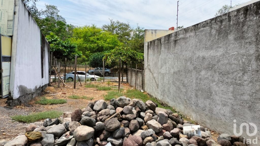 Terreno Coto Arboledas cerca de la caseta de entrada