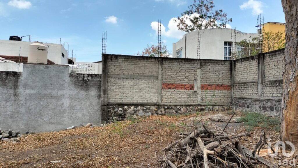 Terreno Coto Arboledas cerca de la caseta de entrada