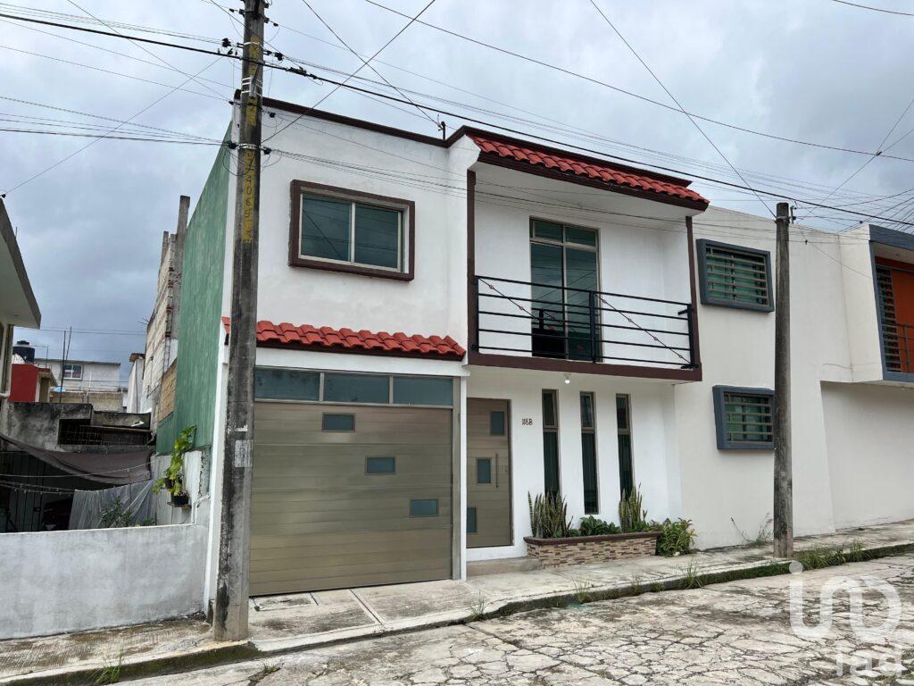 Casa en venta en colonia Jacarandas, Las Trancas, Emiliano Zapata, Veracruz.