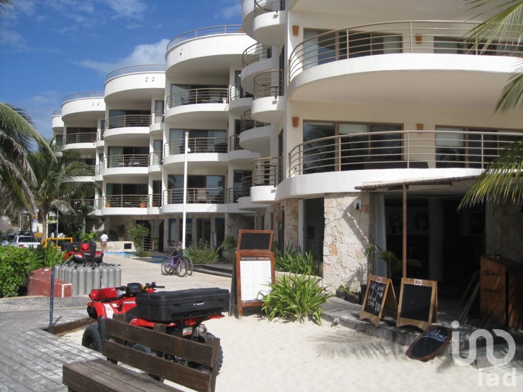Condo Frente a la playa, de 3 recamaras a pasos de la 5a Avenida