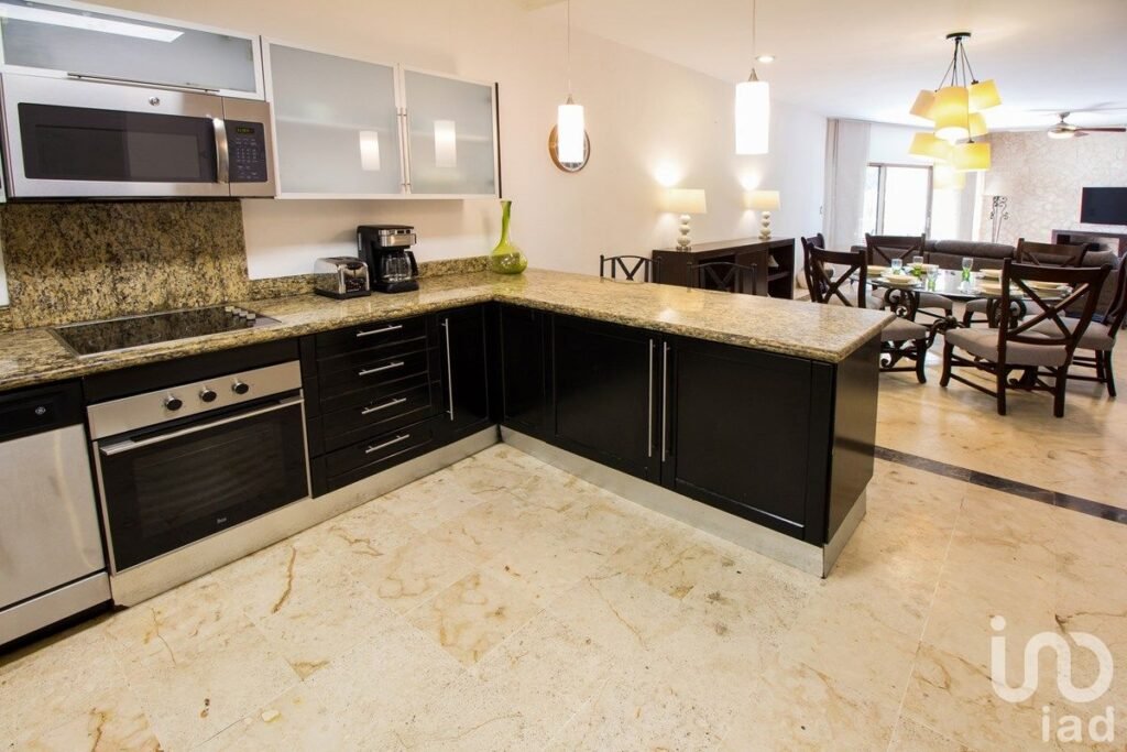 Condo Frente a la playa, de 3 recamaras a pasos de la 5a Avenida