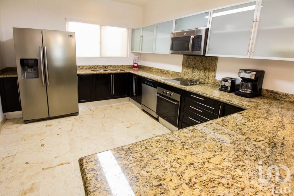 Condo Frente a la playa, de 3 recamaras a pasos de la 5a Avenida