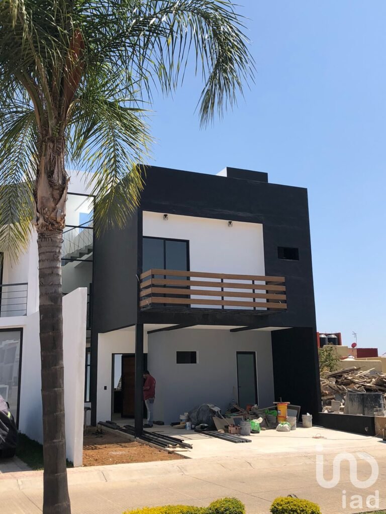 LOMAS DE CORTÉS EN CUERNAVACA, CON SEGURIDAD DENTRO DE UN FRACCIONAMIENTO...