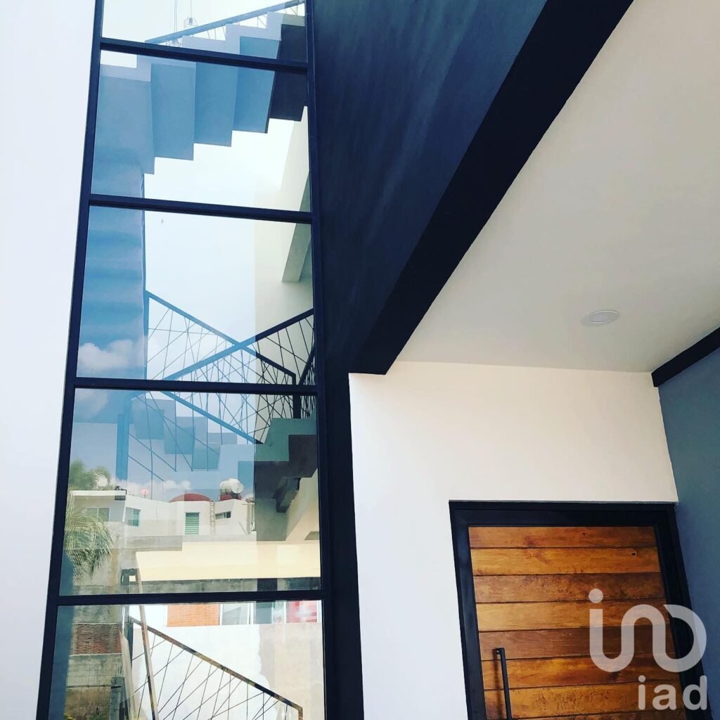 LOMAS DE CORTÉS EN CUERNAVACA, CON SEGURIDAD DENTRO DE UN FRACCIONAMIENTO...