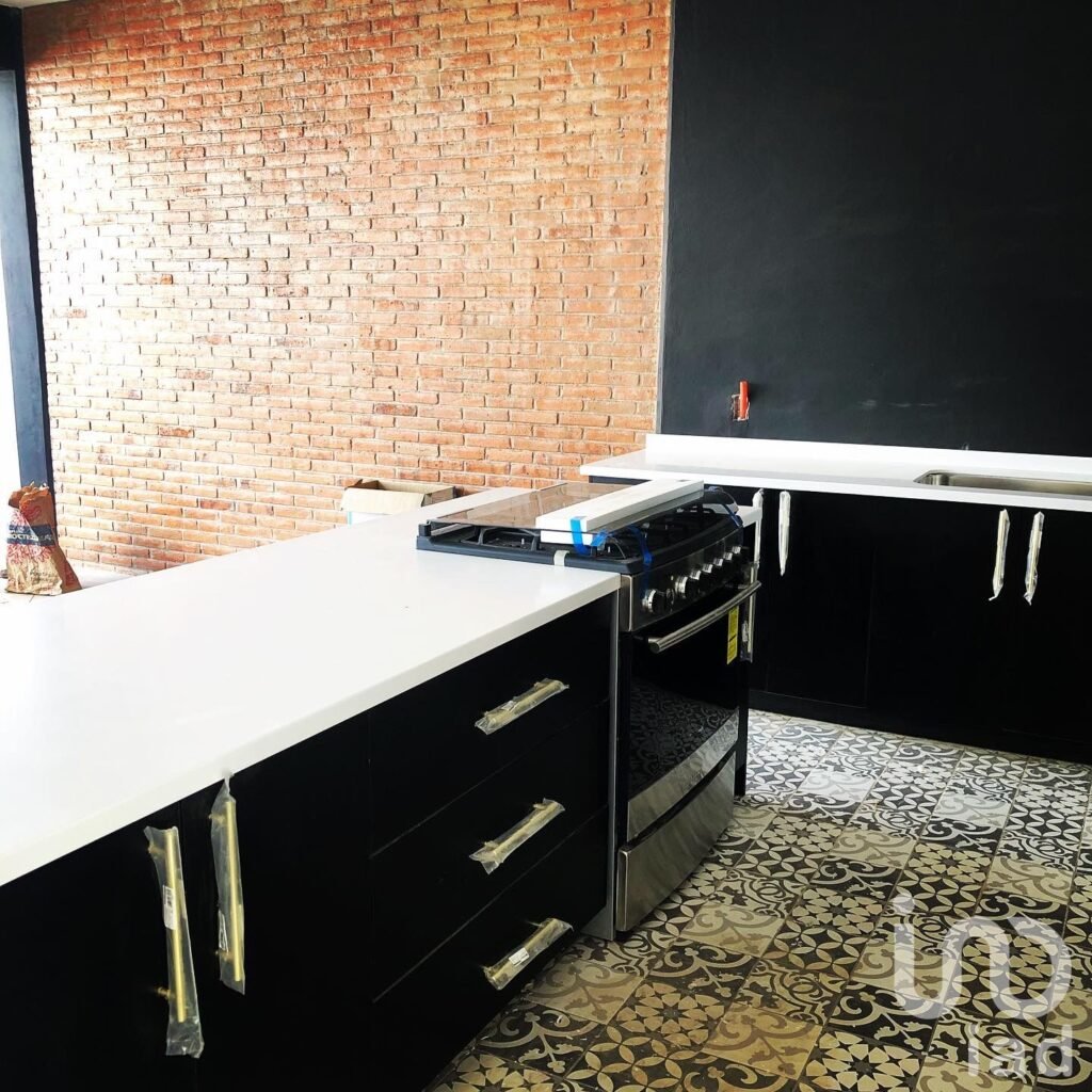 LOMAS DE CORTÉS EN CUERNAVACA, CON SEGURIDAD DENTRO DE UN FRACCIONAMIENTO...