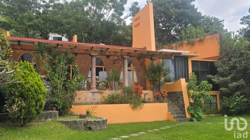 RENTA  DE CASA EN RANCHO CORTÉS EN PRIVADA CON AMPLIO JARDÍN...