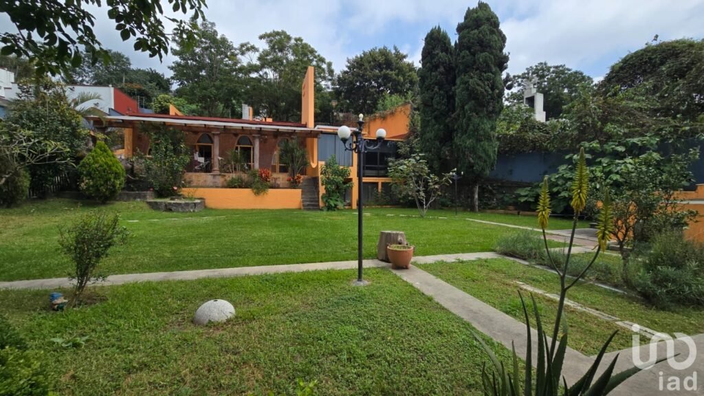 RENTA  DE CASA EN RANCHO CORTÉS EN PRIVADA CON AMPLIO JARDÍN...