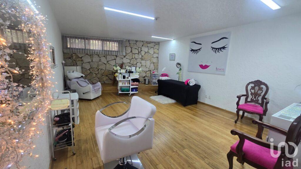 COLONIA  MARAVILLAS, CON UN ESTILO CUERNAVACA MODERNO SE VENDE CASA...