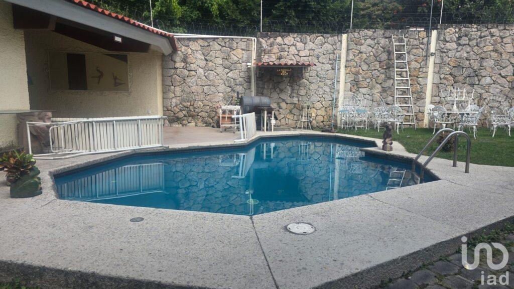 COLONIA  MARAVILLAS, CON UN ESTILO CUERNAVACA MODERNO SE VENDE CASA...