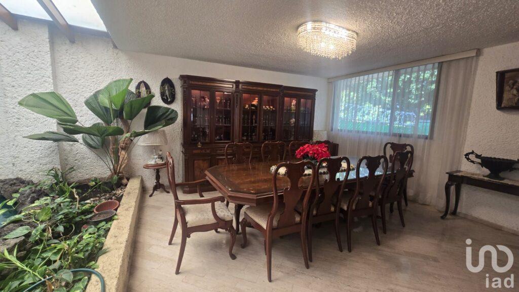 COLONIA  MARAVILLAS, CON UN ESTILO CUERNAVACA MODERNO SE VENDE CASA...